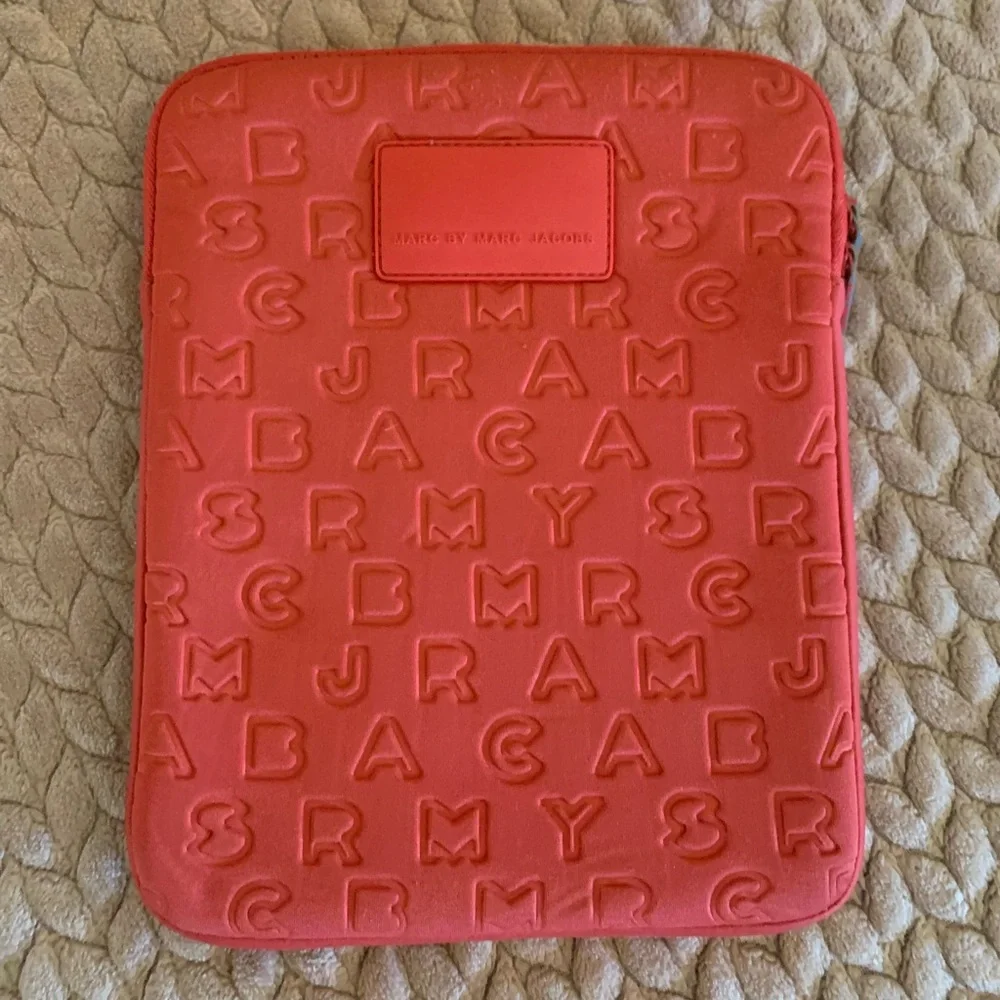 MARC by Marc Jacobs Tech BAG Pouch Storage Travel Red Padded Foam Embossed